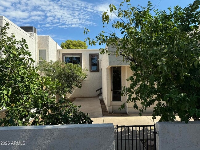 Building Photo - 7812 E Pleasant Run