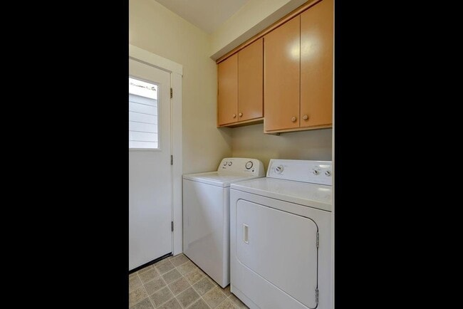 Building Photo - Charming Home next to Co-Op