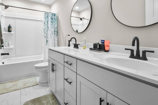 Building Photo - Pet Friendly Two Bedroom!
