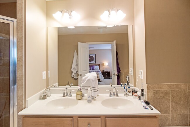 Building Photo - Beautiful 4-Bed, 3.5-Bath End Unit Townhom...