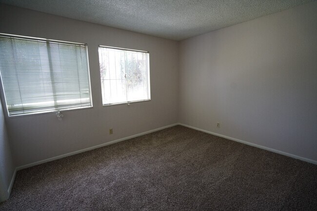Building Photo - 3619 Villa Knolls E Dr