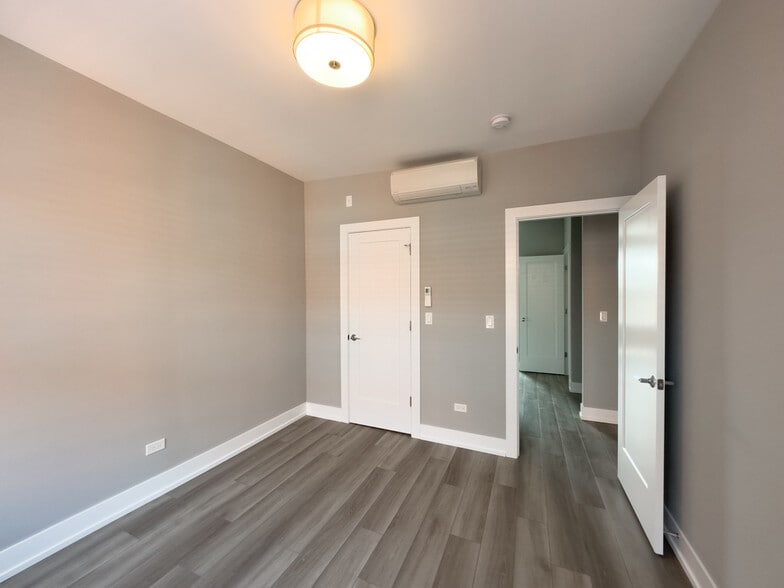 Building Photo - 3924 N Janssen Ave