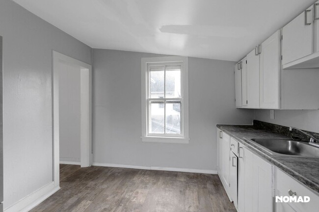 Building Photo - Charming 1BR Duplex in Salem