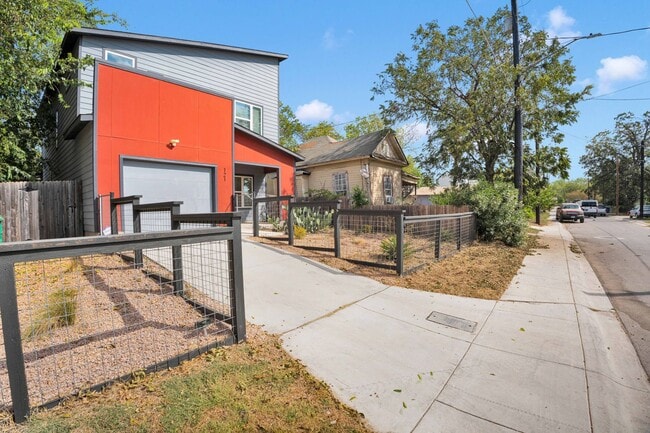 Building Photo - Modern Comfort Minutes from Downtown