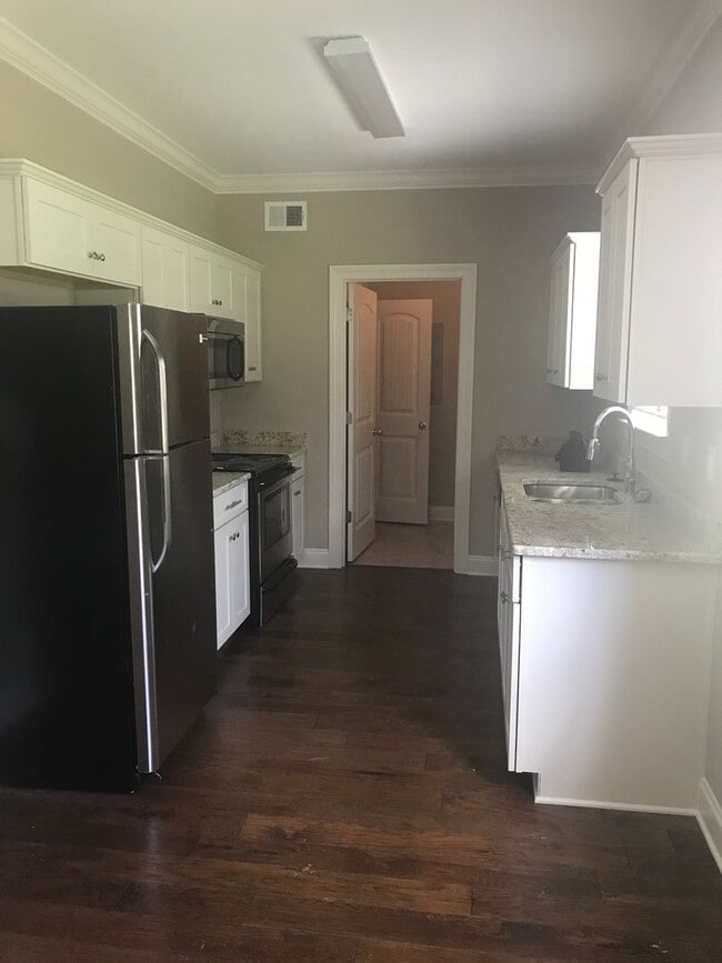 Building Photo - 4 Bed/4.5 Bath Townhouse at West End