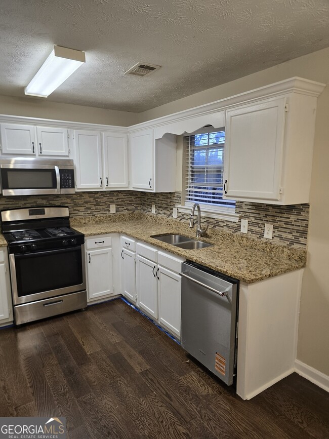 Building Photo - 2727 Manor Cove