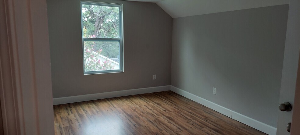 2nd Fl bedroom - 907 Cherry Ln