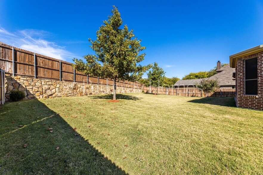 Building Photo - 1608 Adams Dr