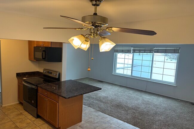 Building Photo - 689 E Fox Hills Dr