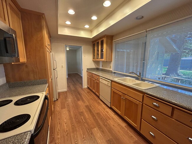 Building Photo - 6589 Meadowridge Dr