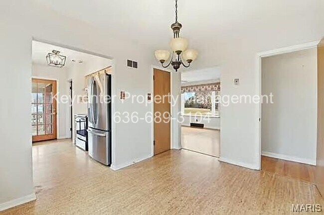 Building Photo - Spacious Updated 3-Bedroom Home in Prime Location