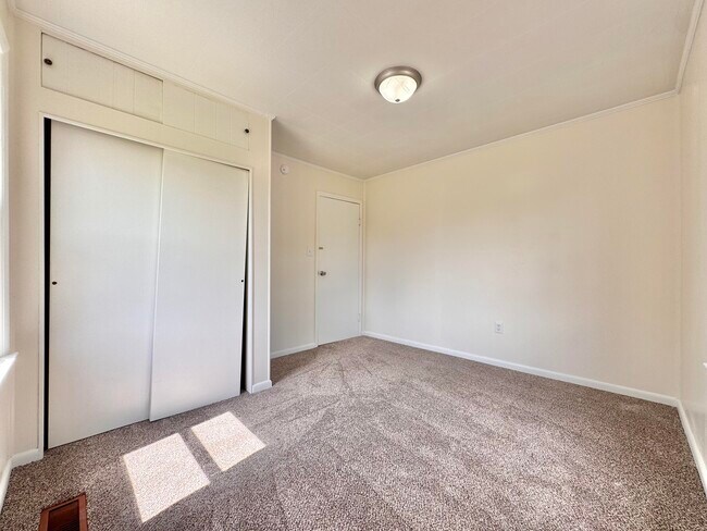 Building Photo - 107 N Robbins Ct
