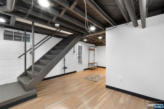 Building Photo - 83 Chestnut Hill Dr W