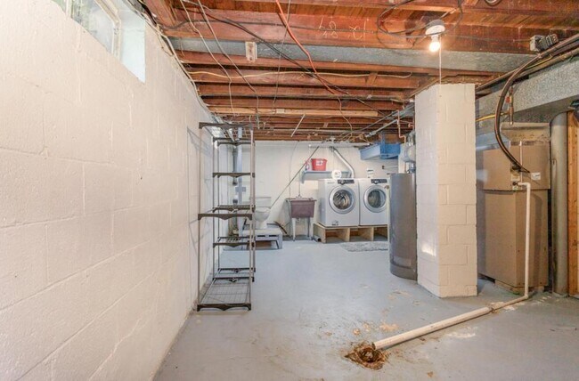 Building Photo - 409 Hillside Rd