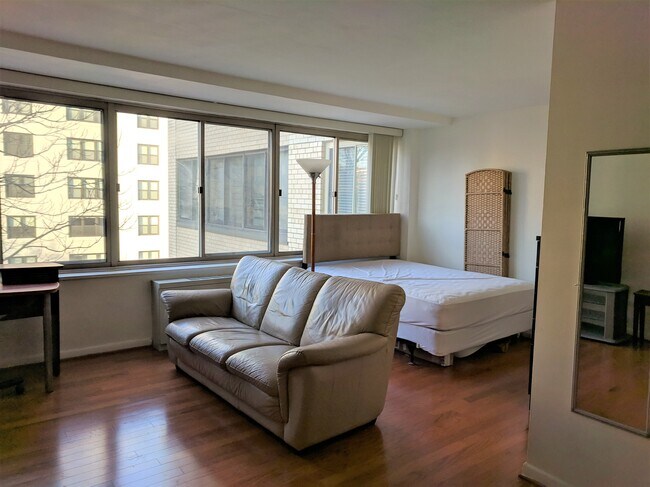 Building Photo - 922 24th St NW