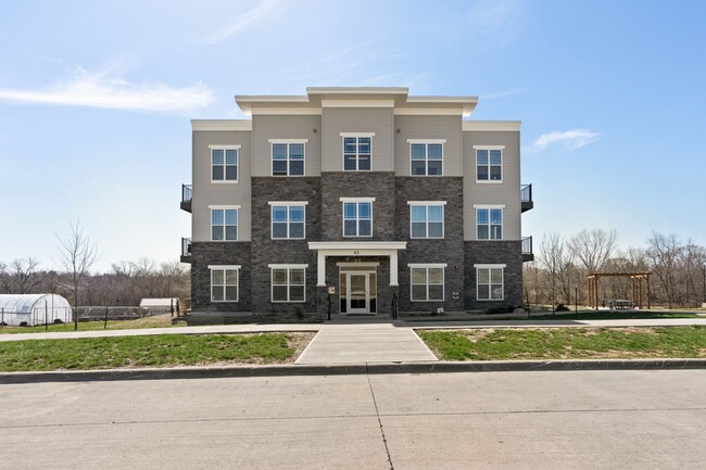 Building Photo - Spacious 1-Bedroom/1.5-Bath, End/Corner un...