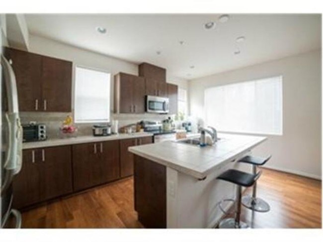 Building Photo - 15720 Manor Way