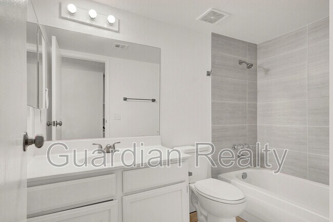 Building Photo - 2639 Jacyra Ave