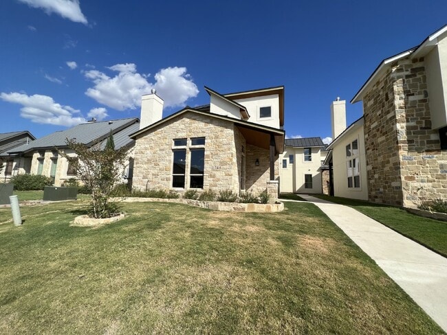 Building Photo - Gorgeous Custom-Built Home in Gated Commun...