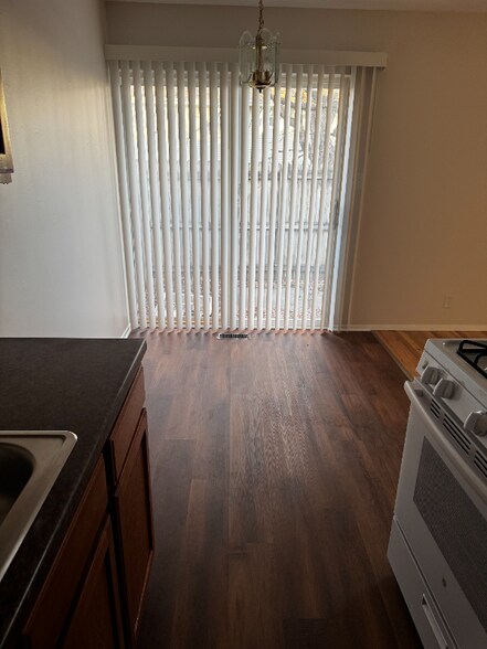 Building Photo - 609 E 5th St