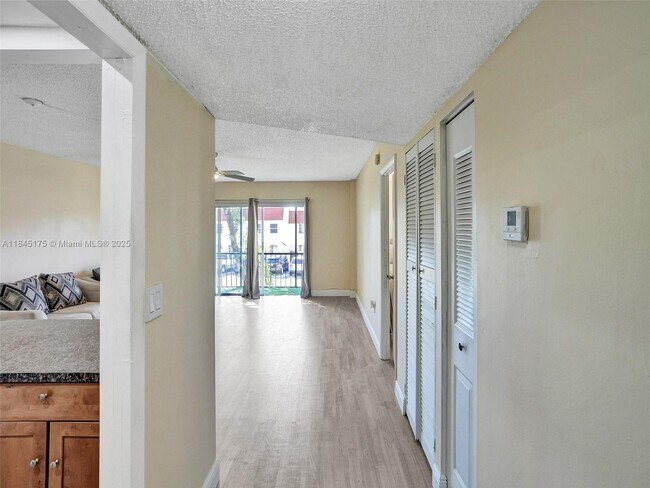 Building Photo - 4152 Inverrary Dr