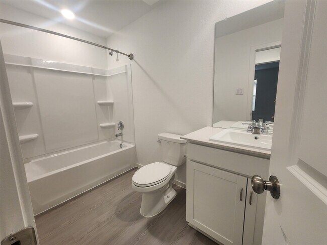 Building Photo - 715 Amberwood Crk Dr