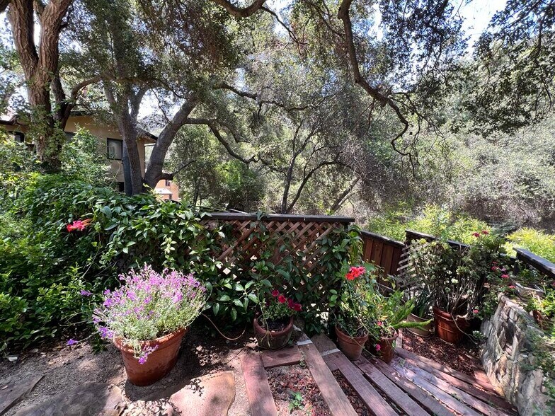 Building Photo - 932 Old Topanga Canyon Rd