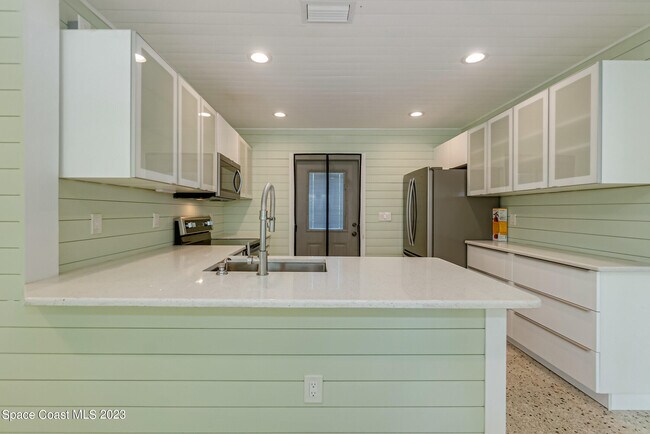 Building Photo - 2040 Palm Ave