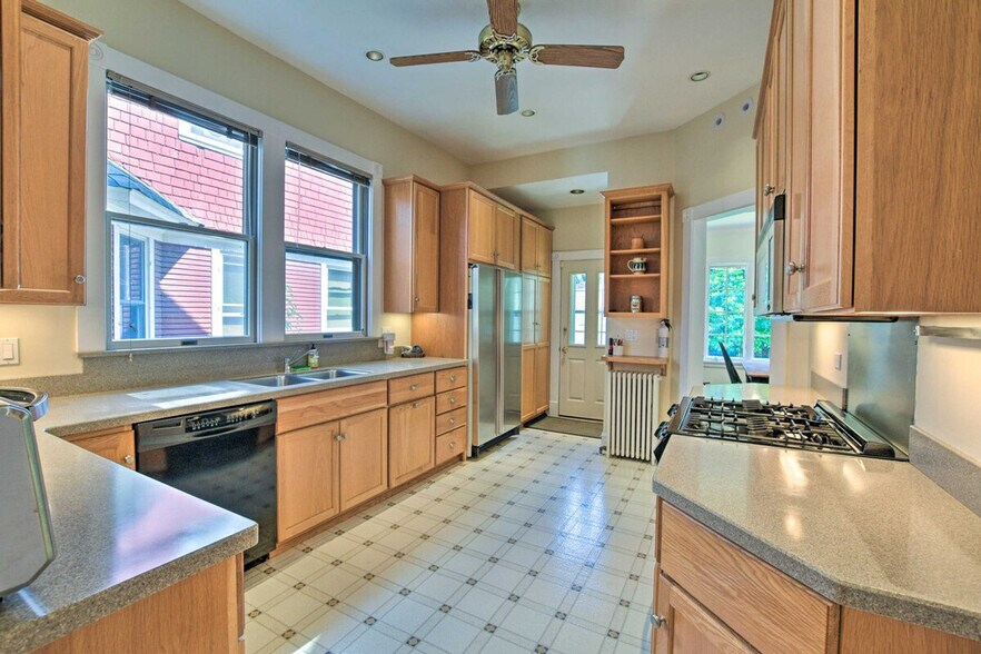 Building Photo - 326 N Grove Ave