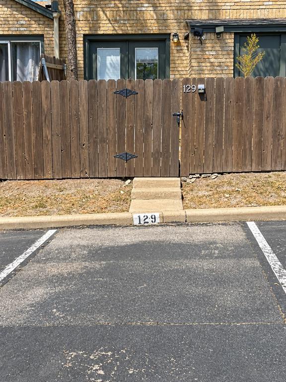 Building Photo - 1015 E Yager Ln