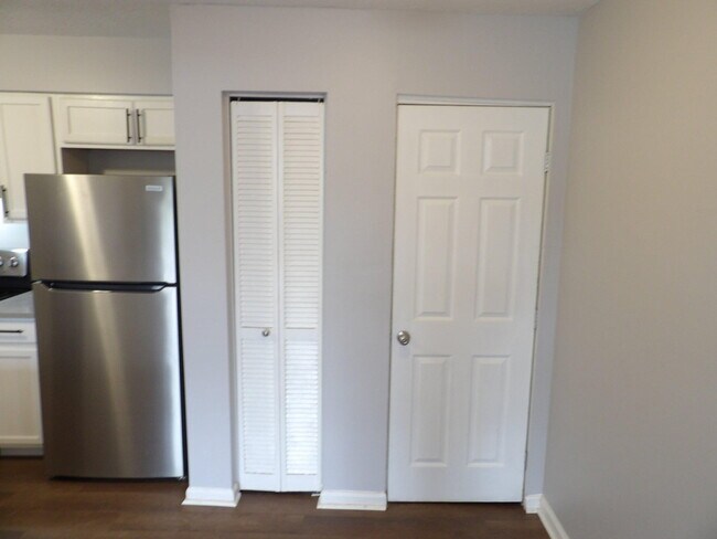 Building Photo - 902 Plaza Dr