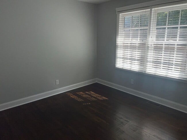 Building Photo - Beautifully Renovated Apartment in Wilmore...