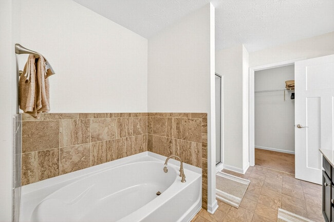 Building Photo - 4663 Bayview Dr