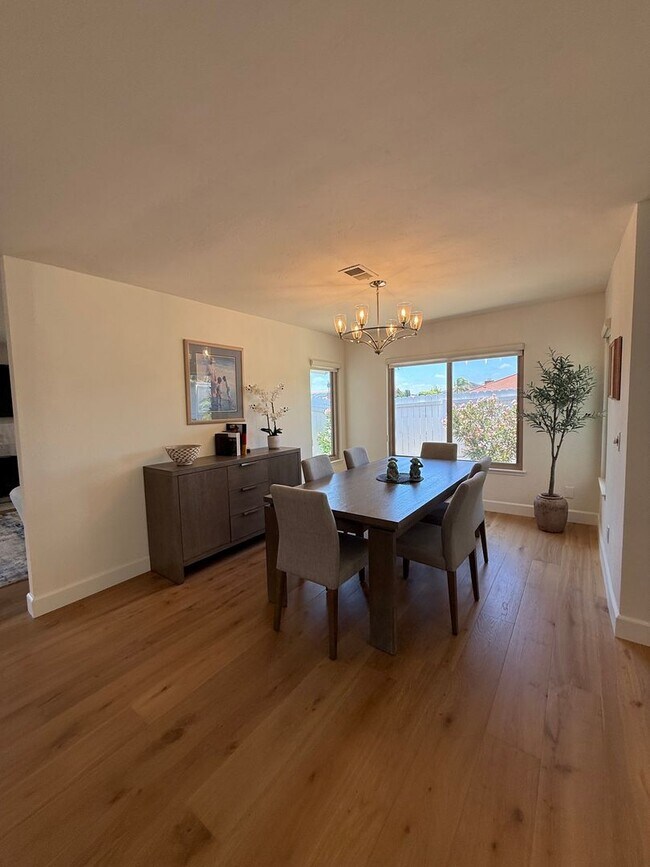 Building Photo - Gorgeous Remodeled 2Br/2Ba house W/2 Car attached  Garage in Oaks North