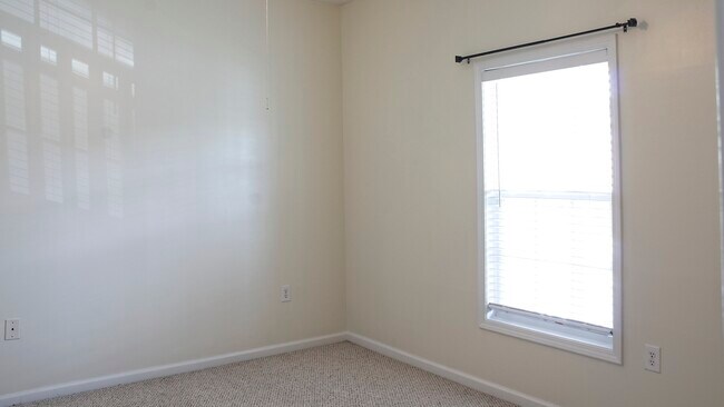 Building Photo - 401 Mahogany Dr