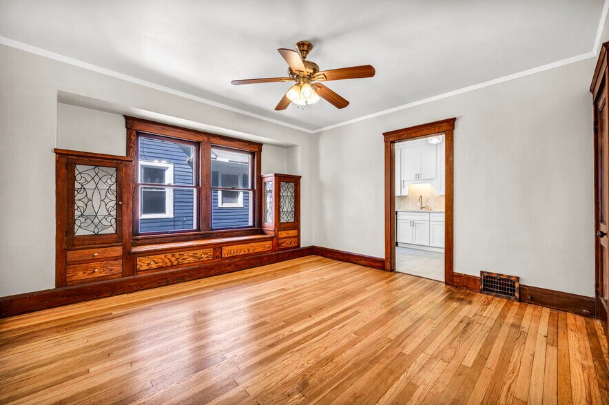 Building Photo - 1331 W 102nd St