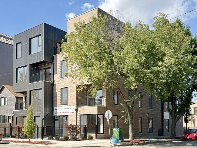 Building Photo - 2100 W 18th Pl