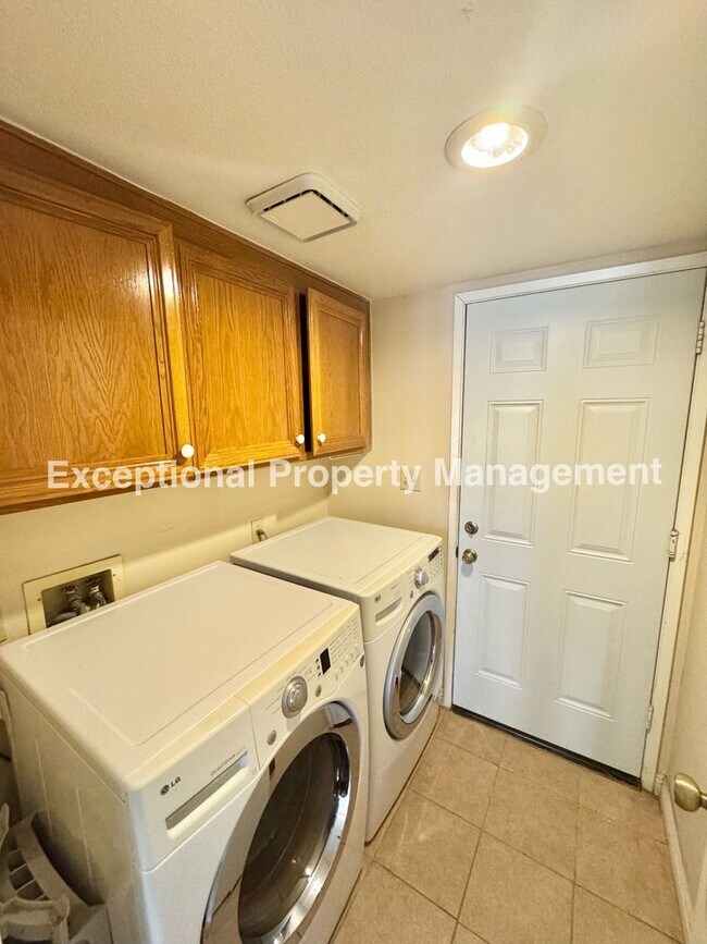 Building Photo - Move in ready 4 bed 3 bath home with 1 bed...