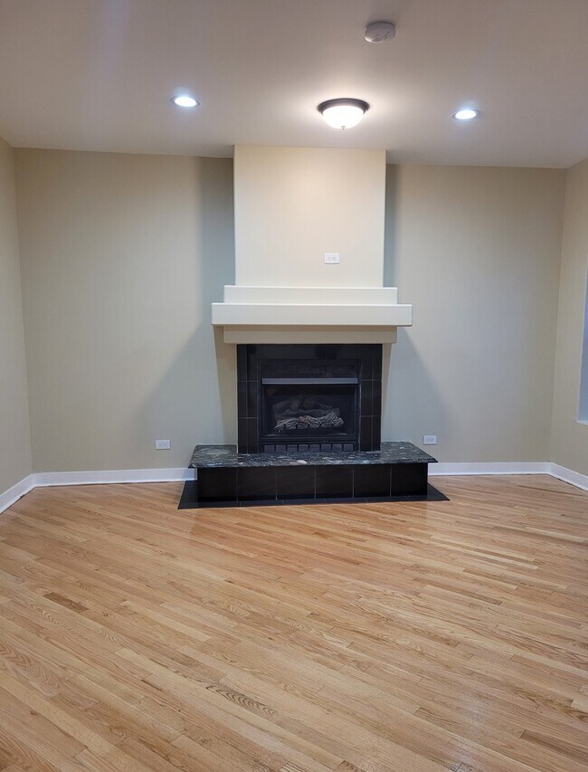 Building Photo - 5324 S King Dr
