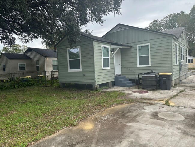 Building Photo - Ready Now- 3 Bedroom 1-Bathroom Home!