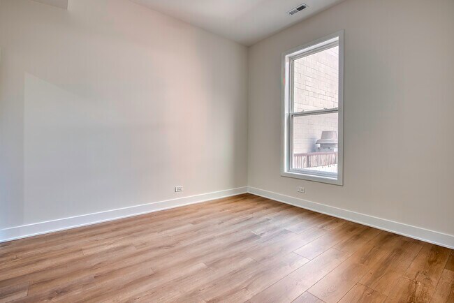 Building Photo - 2228 N Lincoln Ave