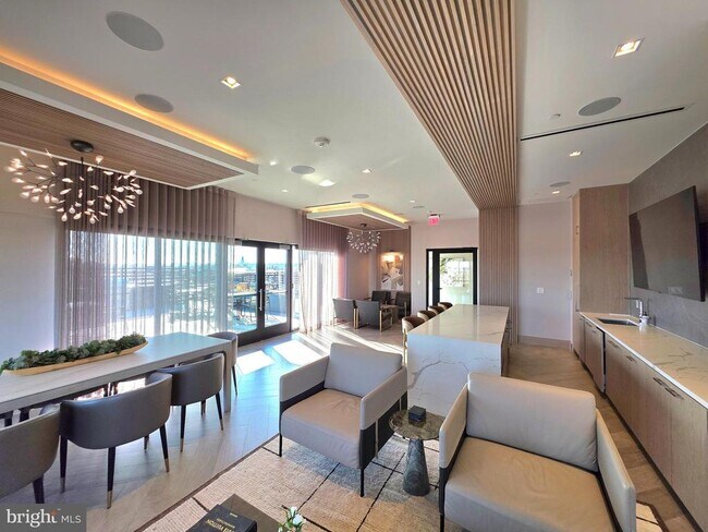 Building Photo - 737 Swann Ave