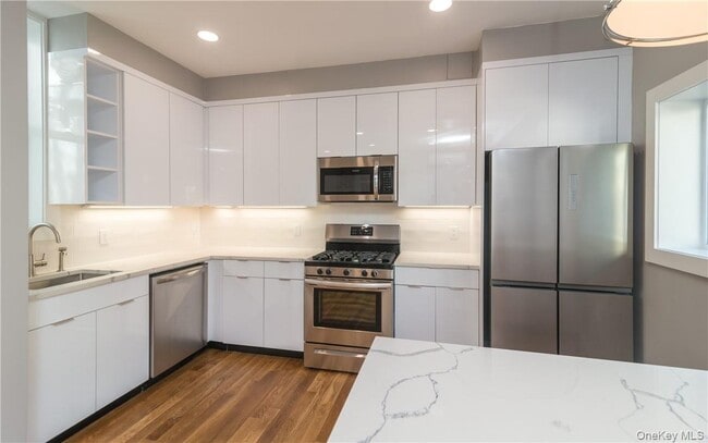 Building Photo - 86 Main St