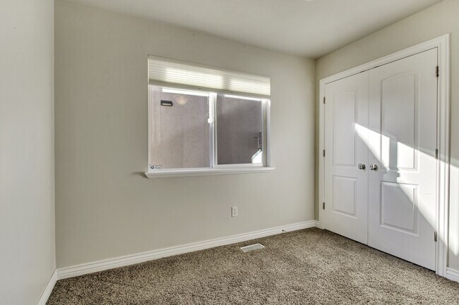 Building Photo - 6924 Chippewa Dr