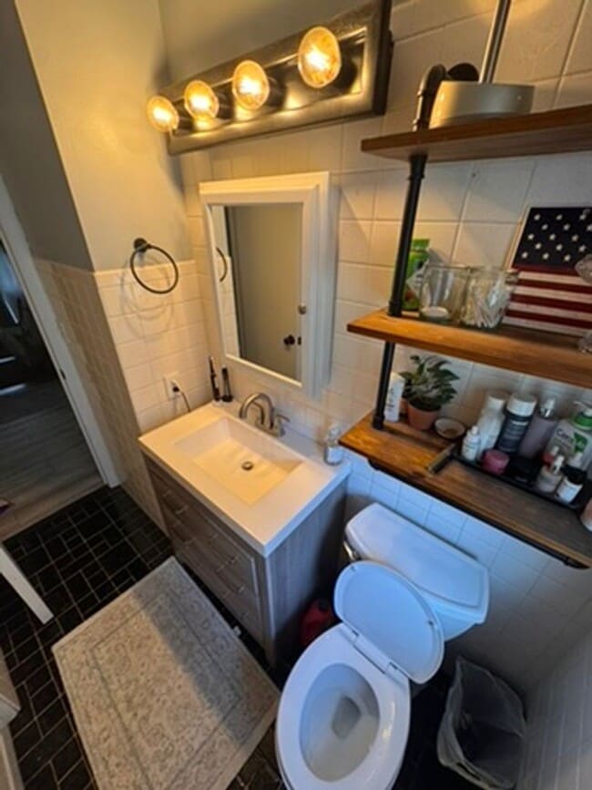 Building Photo - AVAILABLE SEPTEMBER 1: Updated 4-bedroom single family home on a quiet block- with 2 kitchens, 2 ...