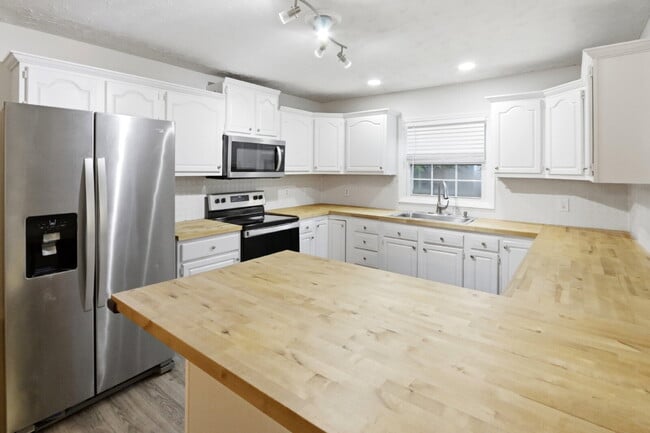 Building Photo - 607 Oakwood Ave