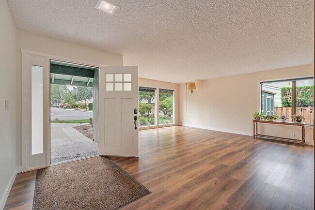 Building Photo - Single Level Ranch Style Home in Singing Woods!