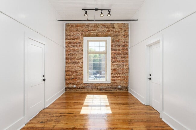 Building Photo - 1403 Huntsville Rd