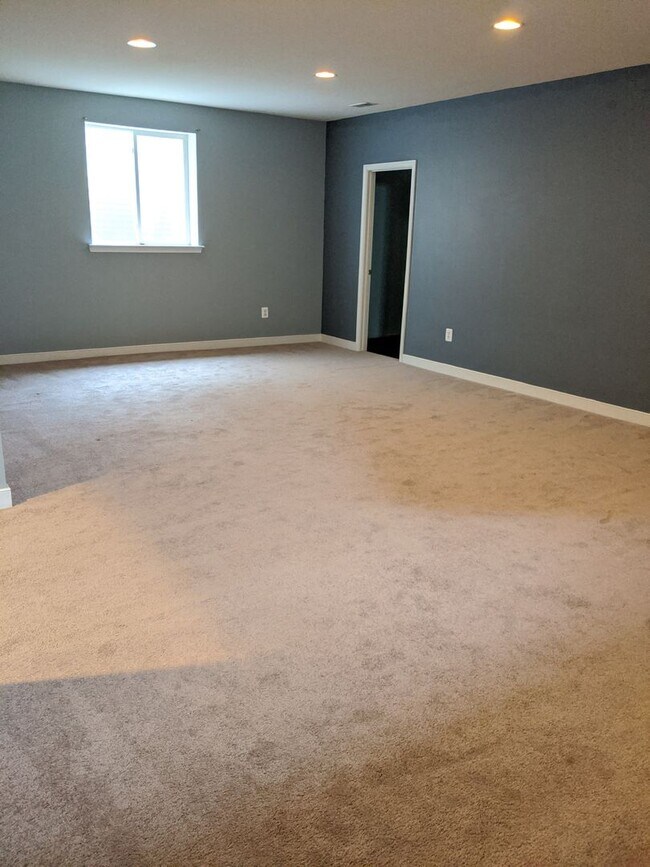 Building Photo - Single Family Home in Established Urbana H...