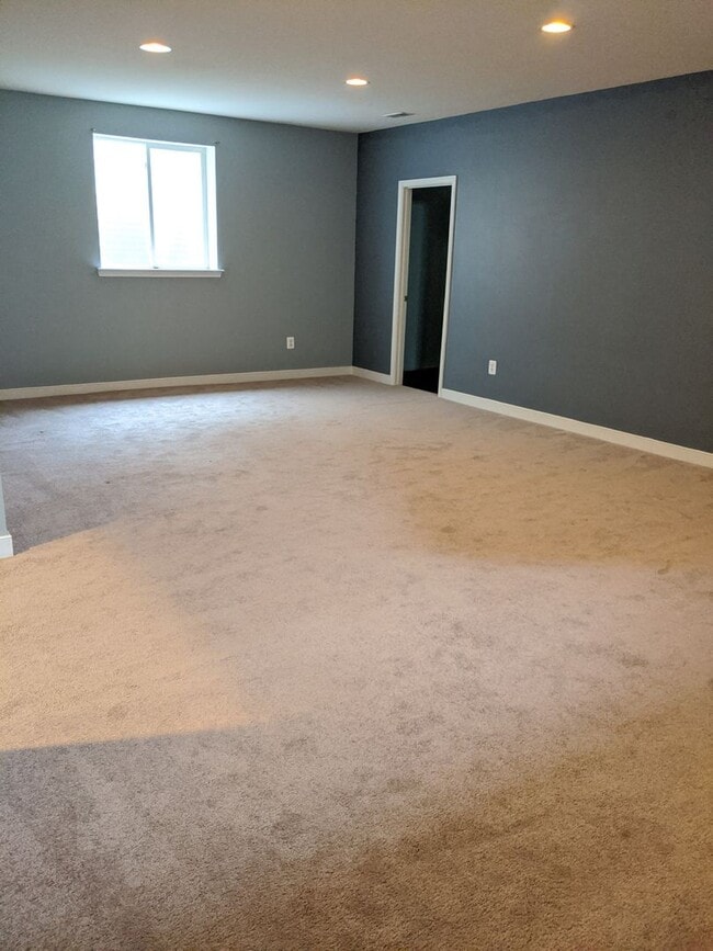 Building Photo - Single Family Home in Established Urbana Highlands Ready before the holidays!